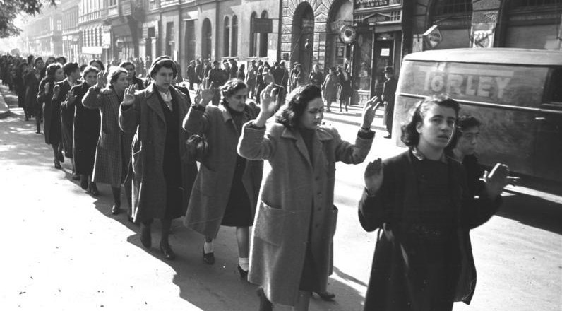 1942_sziriusz_016 jewish women in Budapest 1944