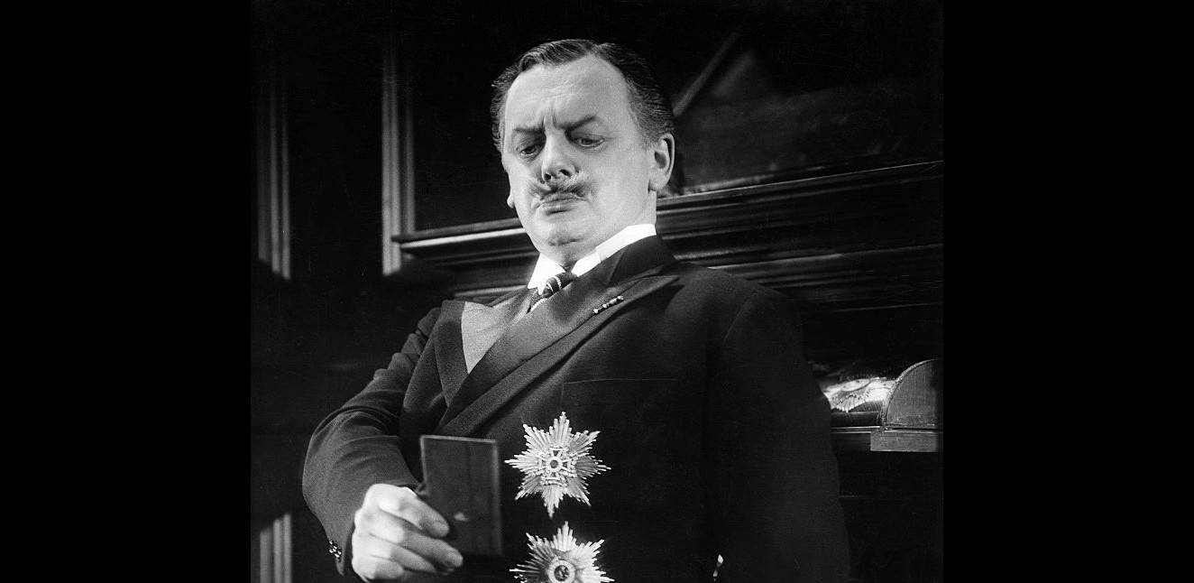 1945_man_in_half_moon_st_019 reinhold schunzel 1931