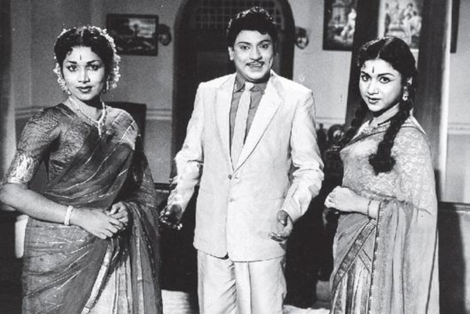 Chandrakanta (left), S.S. Rajemdran & C.R. Vijayakumari in the film "Muthumandapam".